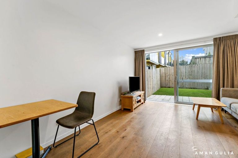 Photo of property in 15 Helen Jenepher Lane, Mount Wellington, Auckland, 1062