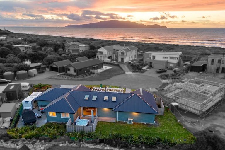 Photo of property in 6 Arapipi Way, Peka Peka, Waikanae, 5391