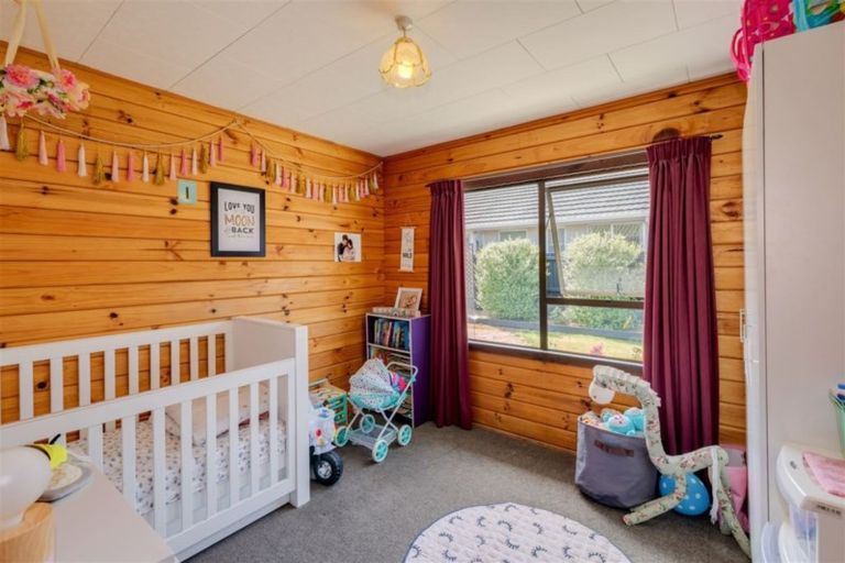 Photo of property in 6 Tracy Place, Redwood, Christchurch, 8051