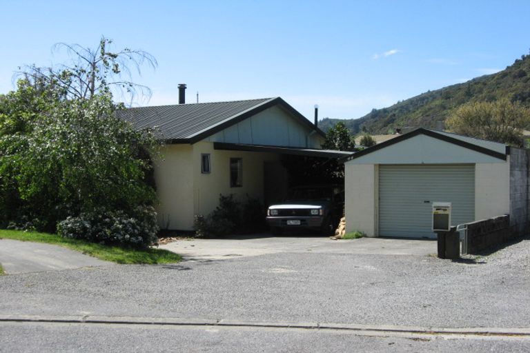 Photo of property in 44 Durham Street, Picton, 7220