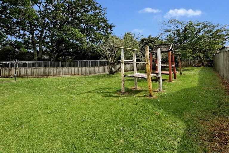 Photo of property in 20 Serwayne Place, Sunnyvale, Auckland, 0612