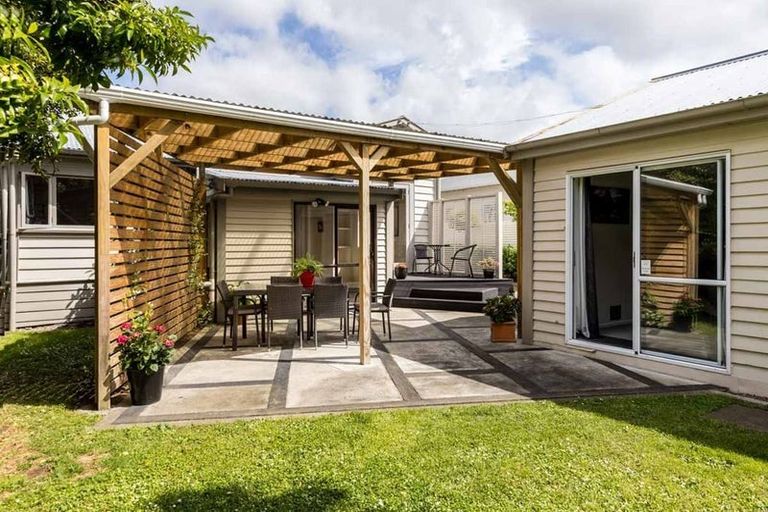 Photo of property in 43 Knowles Street, Terrace End, Palmerston North, 4410