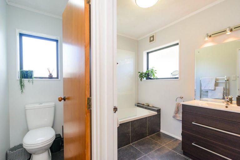 Photo of property in 32 Suzanne Grove, Kelvin Grove, Palmerston North, 4414