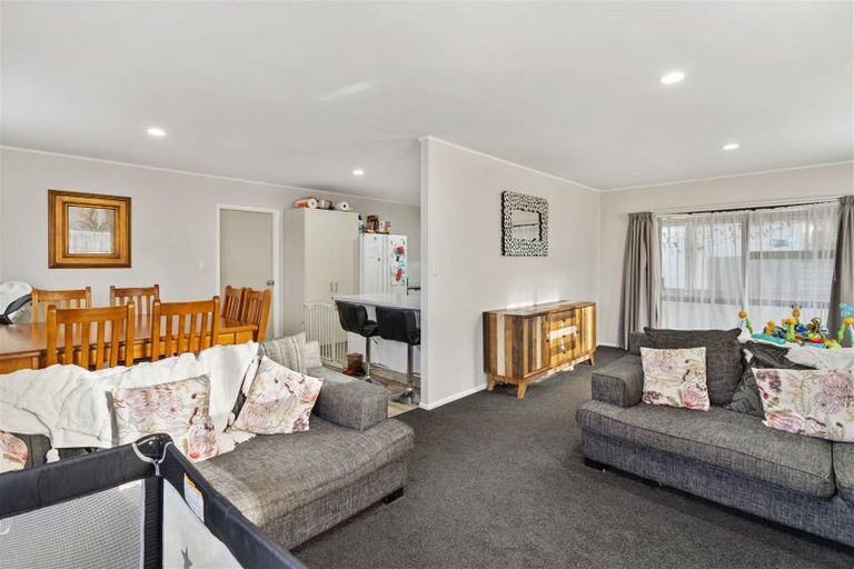 Photo of property in 96 Athena Drive, Totara Vale, Auckland, 0629