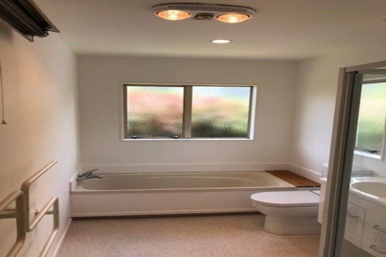 Photo of property in 2/2 East Coast Road, Milford, Auckland, 0620