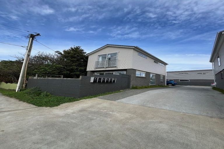 Photo of property in 28a Yeovil Road, Te Atatu Peninsula, Auckland, 0610