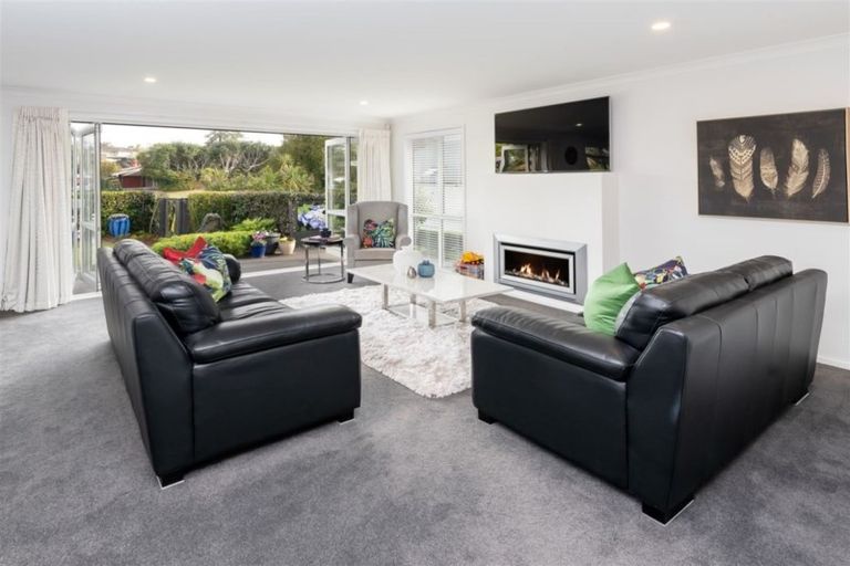Photo of property in 98 Beach Road, Mellons Bay, Auckland, 2014