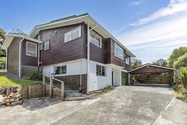 Photo of property in 17 Malaghan Grove, Johnsonville, Wellington, 6037