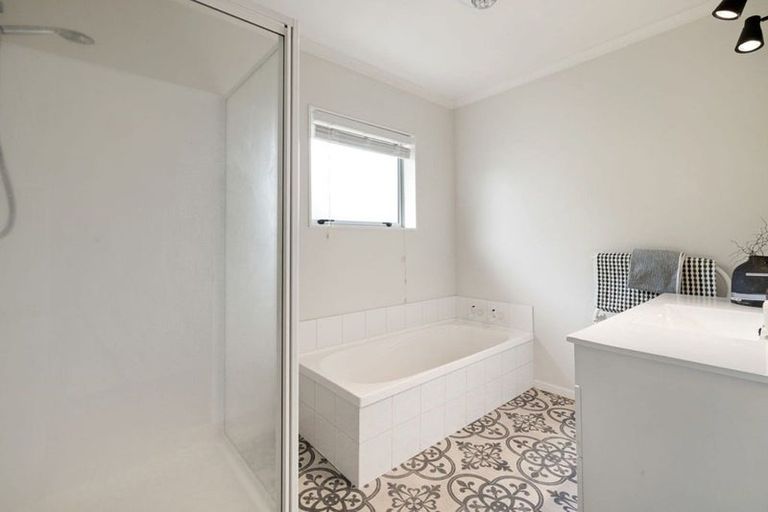 Photo of property in 2 Maahutaupeke Place, St Andrews, Hamilton, 3200