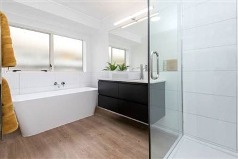 Photo of property in 2/23 Tarnica Road, Northpark, Auckland, 2013