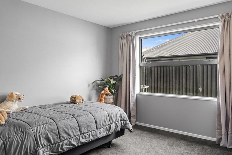 Photo of property in 17 Westhaven Grove, Takaro, Palmerston North, 4412