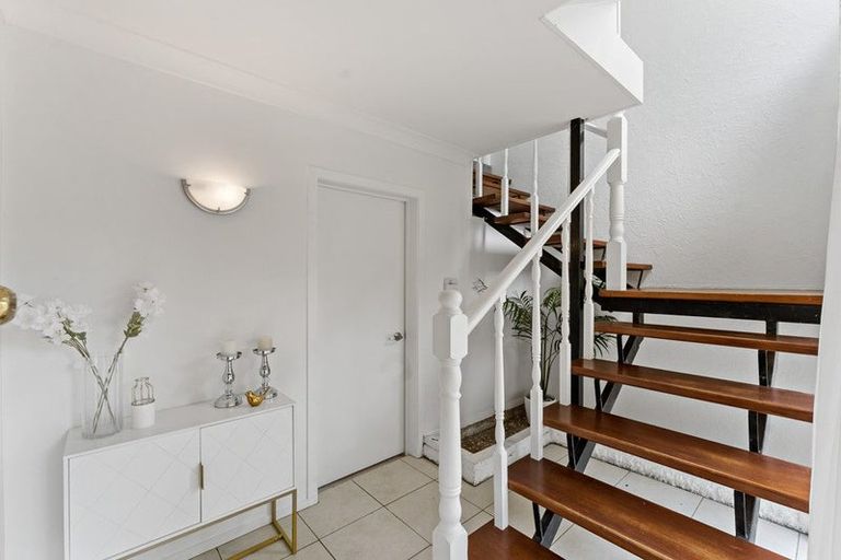 Photo of property in 6b Beldon Place, Pakuranga Heights, Auckland, 2010