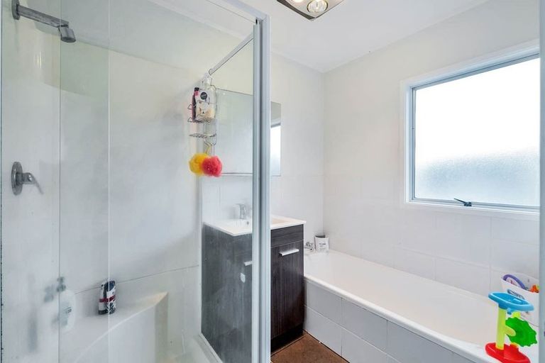 Photo of property in 2 Silverstone Place, Henderson, Auckland, 0612