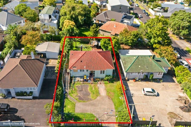 Photo of property in 81 Onewa Road, Northcote, Auckland, 0627
