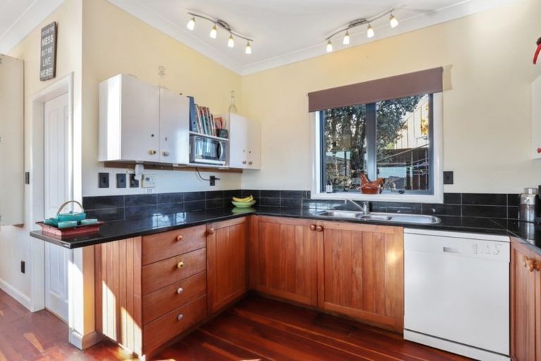 Photo of property in 35 Long Street, Raglan, 3225