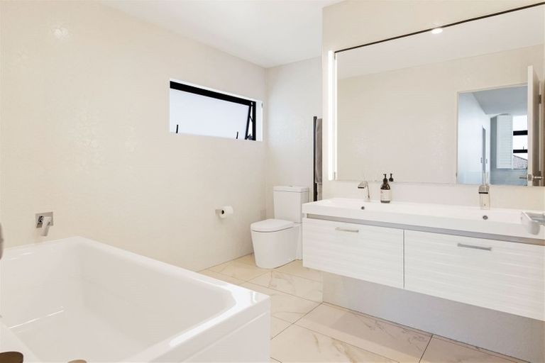 Photo of property in 20 Renoir Street, West Harbour, Auckland, 0618