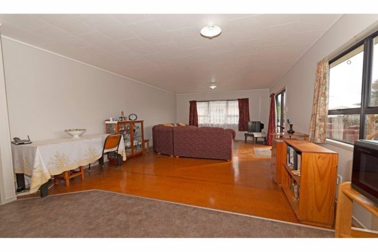 Photo of property in 2/1 Silverstone Place, Henderson, Auckland, 0612