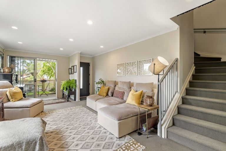 Photo of property in 17 Nimstedt Avenue, Oteha, Auckland, 0632