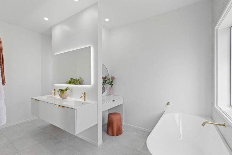 Photo of property in 12 Kowhai Street, Strandon, New Plymouth, 4312