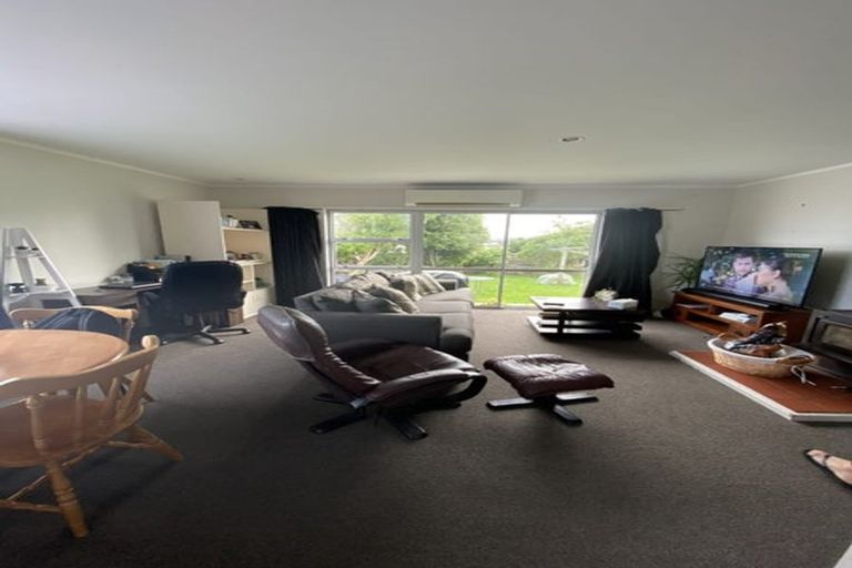 Photo of property in 18a Chetwode Grove, Newlands, Wellington, 6037