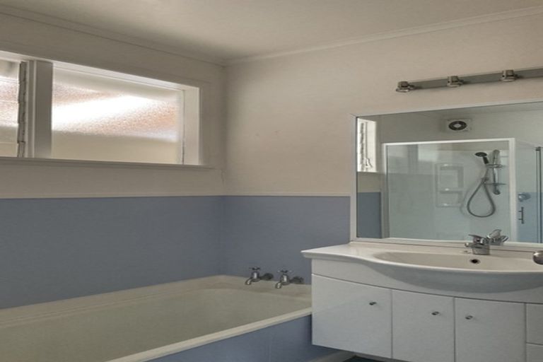 Photo of property in 22a Knightsbridge Drive, Forrest Hill, Auckland, 0620
