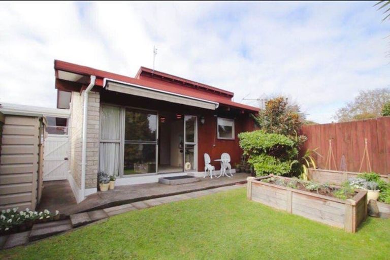Photo of property in 2/35 Swanson Road, Henderson, Auckland, 0610