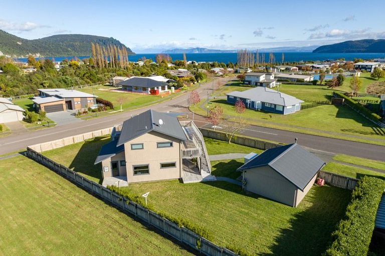 Photo of property in 136 Lisland Drive, Kinloch, Taupo, 3377
