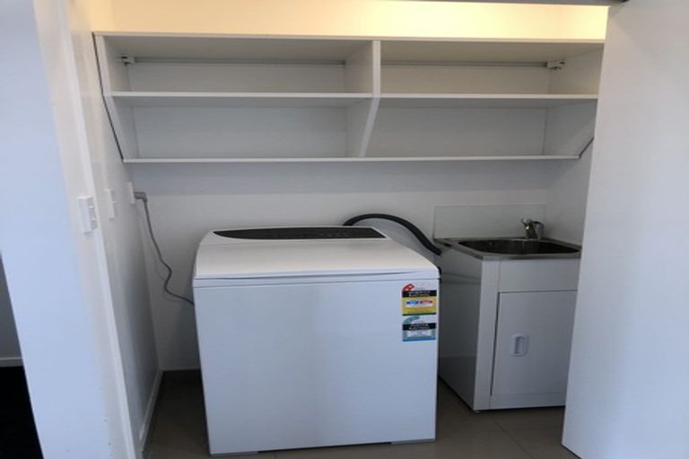 Photo of property in 13/15 Chivalry Road, Glenfield, Auckland, 0629