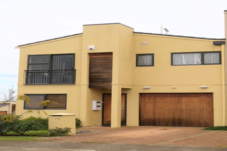 Photo of property in 19 Spalding Rise, Golflands, Auckland, 2013