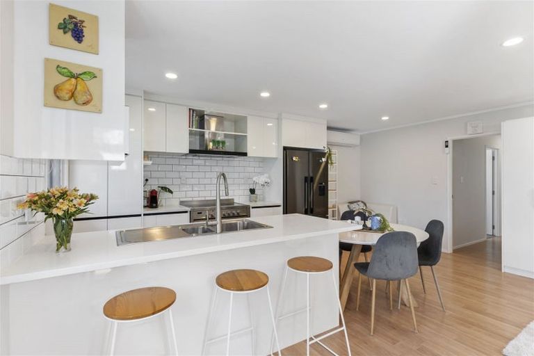 Photo of property in 2/7 Yarra Place, Botany Downs, Auckland, 2010