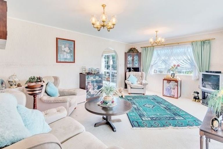 Photo of property in 15 Donzella Place, Conifer Grove, Takanini, 2112