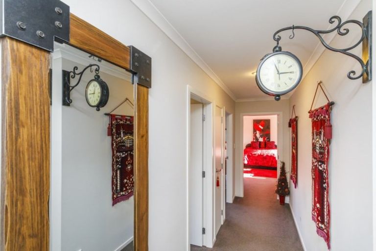 Photo of property in 6 Lorenzo Place, Kelvin Grove, Palmerston North, 4414