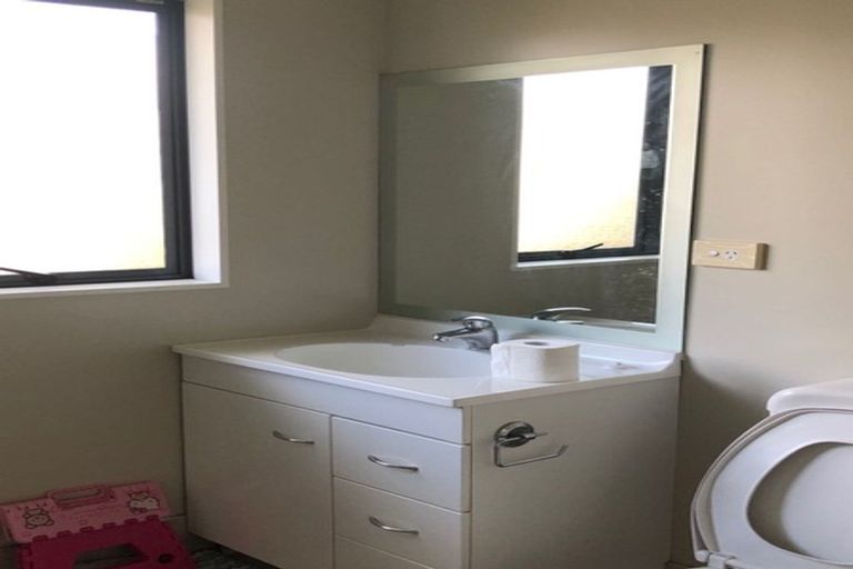 Photo of property in 1 Rixon Place, Te Atatu Peninsula, Auckland, 0610