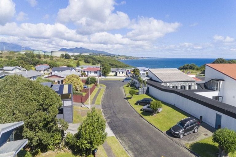 Photo of property in 6 Maui Place, Spotswood, New Plymouth, 4310