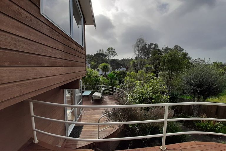 Photo of property in 14 La Roche Place, Northcote, Auckland, 0627