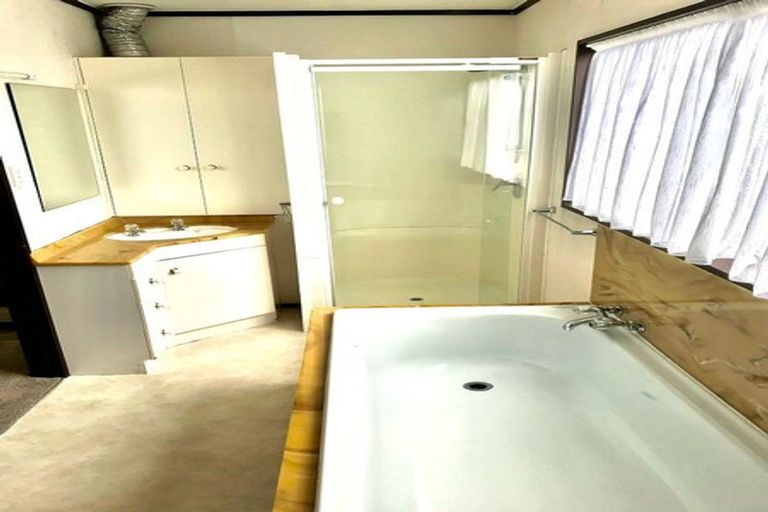 Photo of property in 2/5 Kegworth Place, Browns Bay, Auckland, 0630