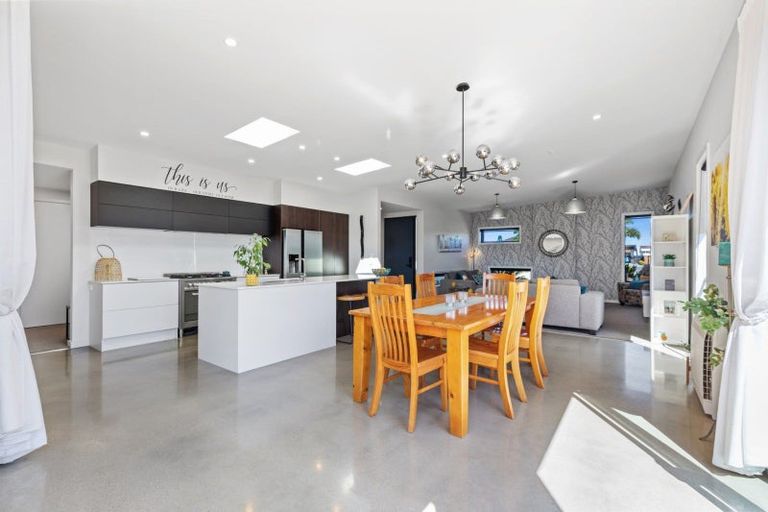 Photo of property in 99 The Boulevard, Papamoa Beach, Papamoa, 3118