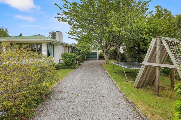 Photo of property in 2 Gradwell Place, Two Mile Bay, Taupo, 3330