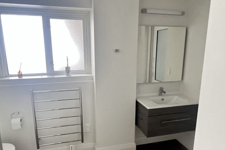 Photo of property in Fountain Court, 8/48 Oriental Parade, Oriental Bay, Wellington, 6011