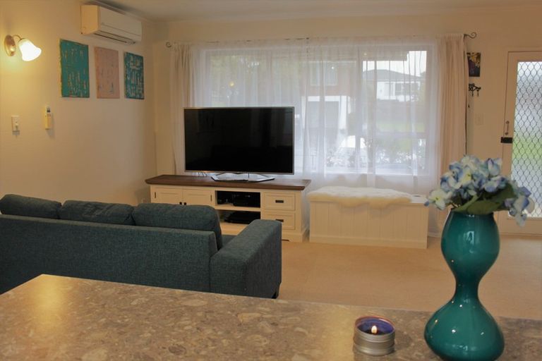 Photo of property in 2/1 Bodi Place, Te Atatu South, Auckland, 0610