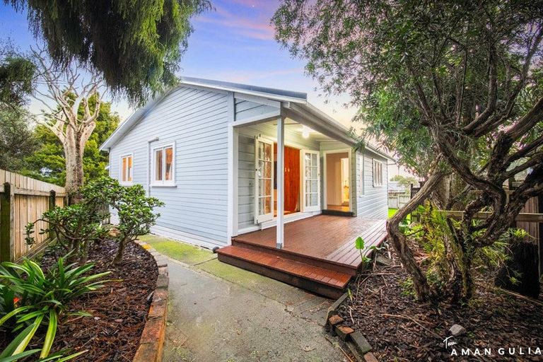 Photo of property in 129 Sunnyside Road, Sunnyvale, Auckland, 0612