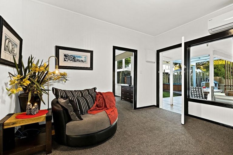 Photo of property in 1/13 Woodhouse Place, West Harbour, Auckland, 0618