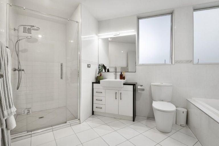 Photo of property in 42 Bayview Road, Browns Bay, Auckland, 0630