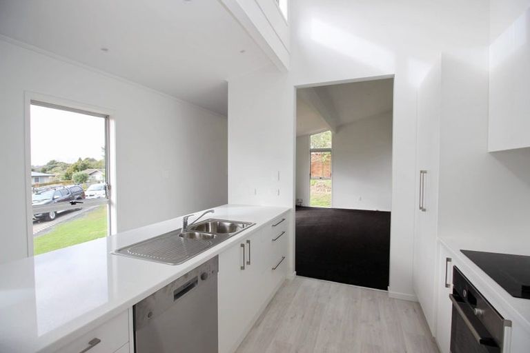 Photo of property in 16 Celeste Place, Totara Vale, Auckland, 0627