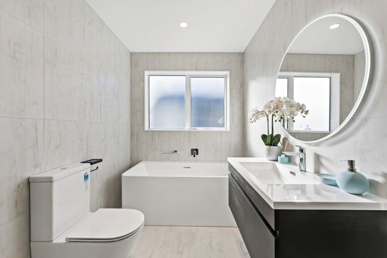 Photo of property in 6 Cara Avenue, Kumeu, 0810