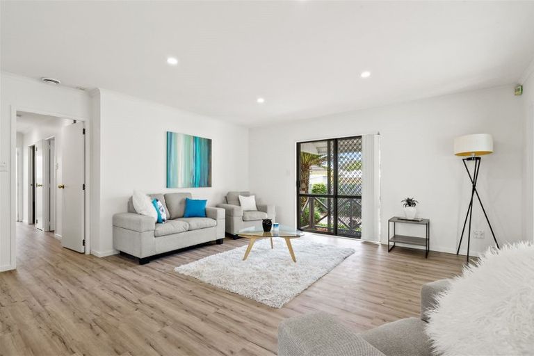 Photo of property in 2/24 Edinburgh Avenue, Rosehill, Papakura, 2113