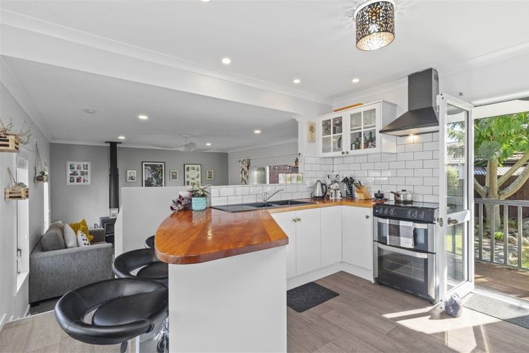 Photo of property in 6 Armitage Place, Tuakau, 2121