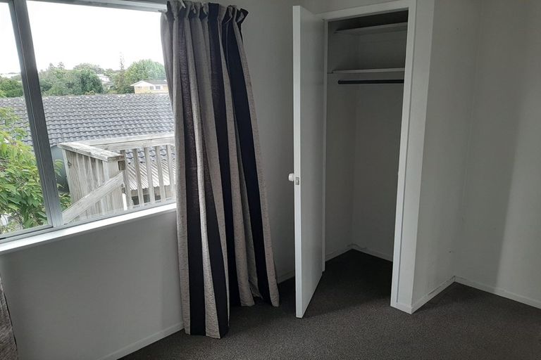 Photo of property in 2/10 Pickwick Parade, Mellons Bay, Auckland, 2014