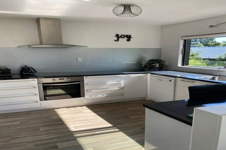 Photo of property in 2/56 Heathcote Road, Castor Bay, Auckland, 0620