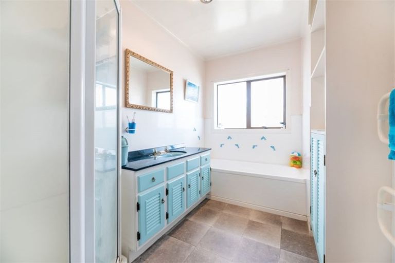 Photo of property in 28 Scott Avenue, Mangere Bridge, Auckland, 2022